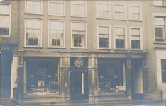 710940 Fotokaart met een afbeelding van de winkelpui van de N.V. Delicatessenhandel v.h. F.H. Klokke, Oudkerkhof 15-17 ...